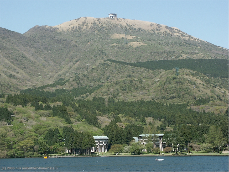 [ hakone: bootsfahrt auf lake ashinoko, blick auf bergstation komaga take ]