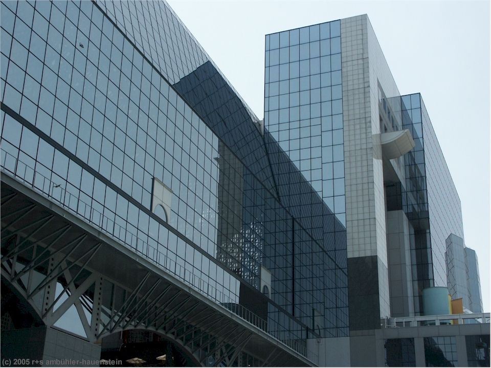 [ kyoto-station: ein faszinierendes gebude aus stahl und beton ]