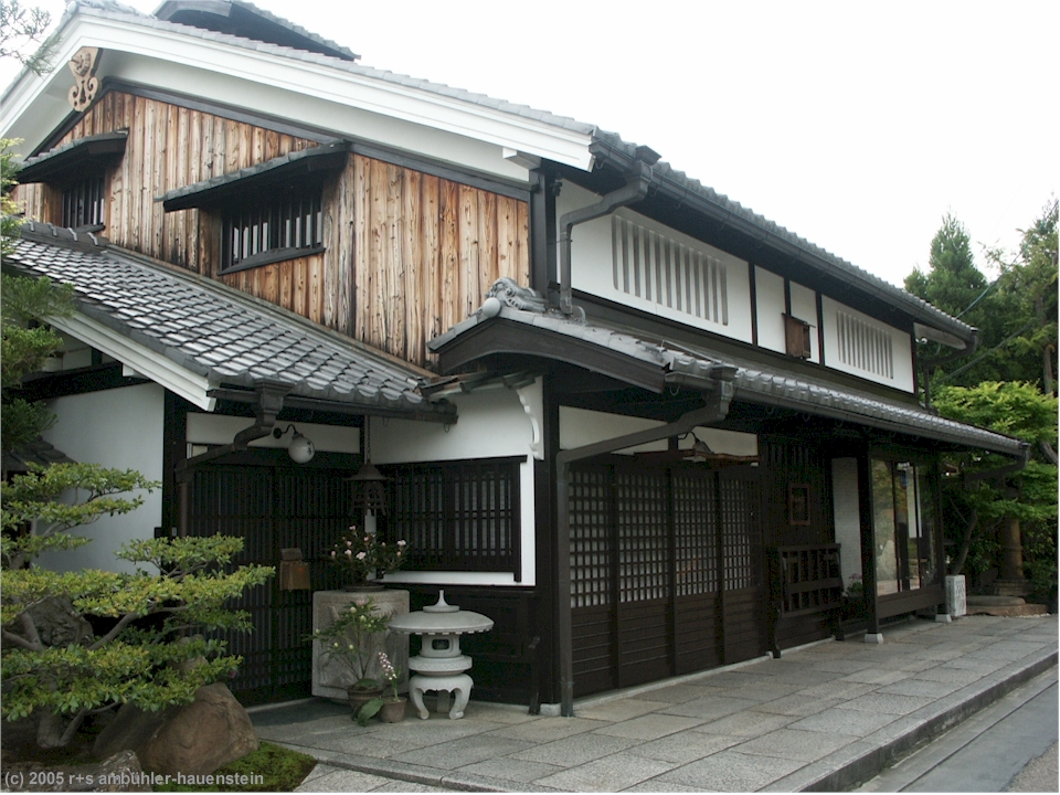[ kyoto: zweistckiges wohnhaus am stadtrand ]