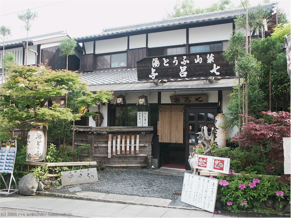 [ kyoto: zweistckiges wohnhaus am stadtrand ]