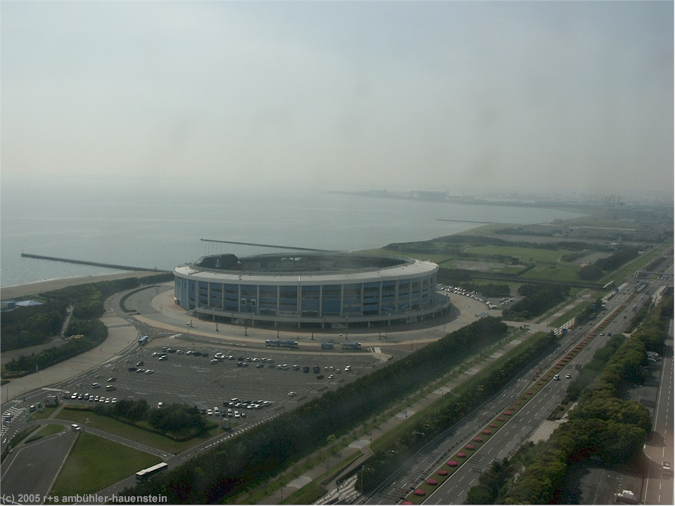 [ chiba: blick aus meinen hotelzimmer auf das baseball stadion im vordergrund und die bucht von tokyo im hintergrund bei tag ]