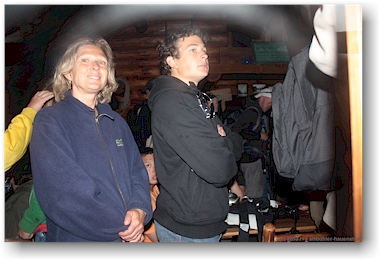 zuflucht gefunden im teahouse am mirror lake im banff national park, CAN