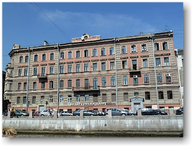 hausfassade entlang des fontanka-kanal in sankt petersburg, RU