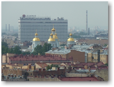 blick vom dom der isaakskathedrale (isaakievsky sobor) auf die goldenen turmdaecher der nikolaus und erscheinung des herrn kathedrale (nikolsky sobor) in sankt petersburg, RU