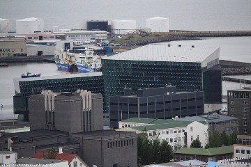 blick vom turm der hallgrimskirkja in reykjavik auf das kongress- und kulturzentrum harpa