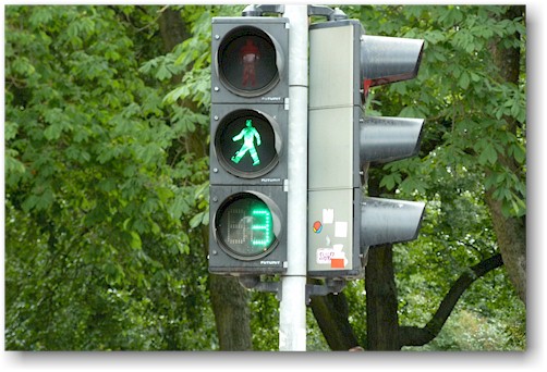 verkehrsampel in tallinn mit countdown bei gruen