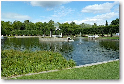 kuenstlicher teich im kadrioru park in tallinn