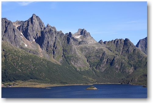 berge hinter einem seitenarm des austnesfjorden