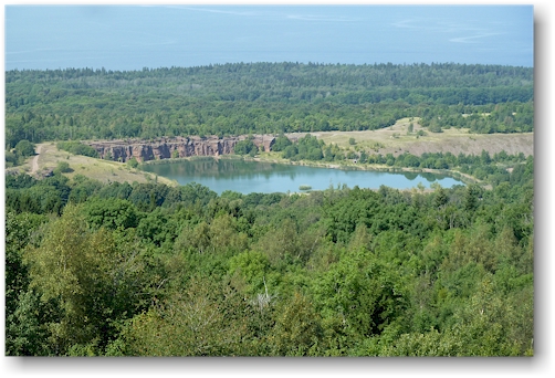 aussicht vom kinnekulle tornet auf den kuenstlichen see