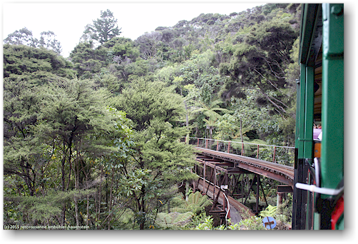 oberes gleis der double deck bridge (doppelstoeckige bruecke) der driving creek railroad bei coromandel