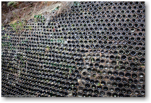 mit glasflaschen stabilisierte stuetzmauer entlang der driving creek railroad bei coromandel