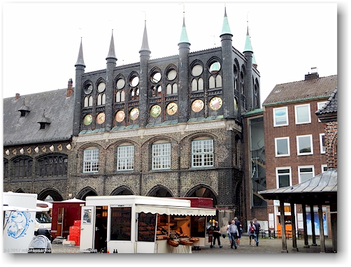 rathaus auf der altstadtinsel von luebeck