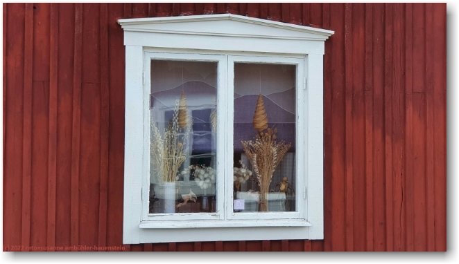 dekoriertes fenster in der kirchenstadt lulea