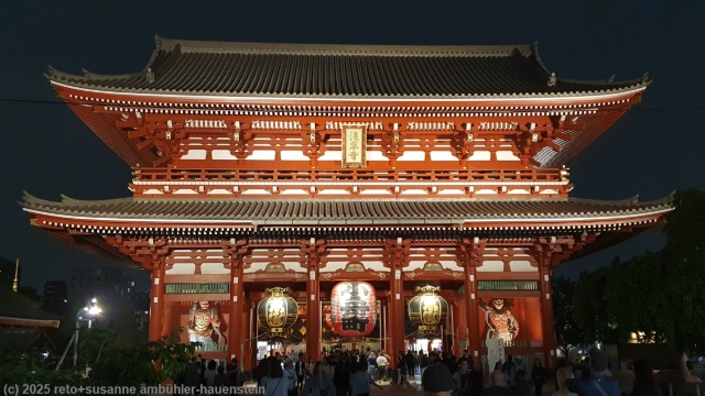 hauptgebaeude des senso-ji tempel in tokyo