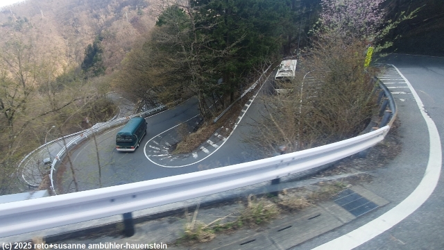 spektakulaere busfahrt ueber die passstrasse 1st iroha-zaka