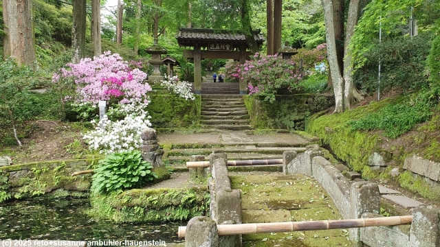 zugang zum jochiji tempel in kita kamakura