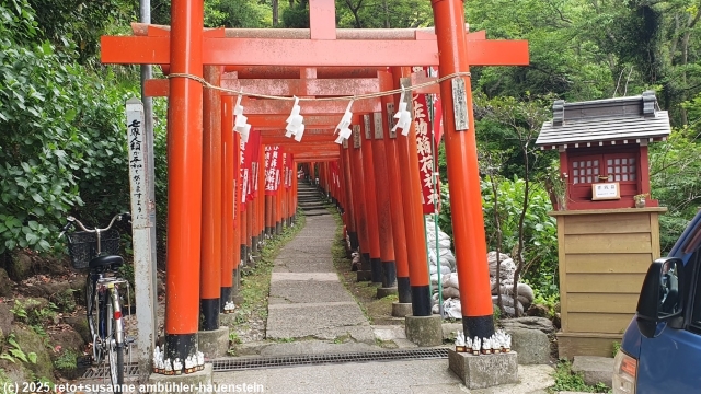 zugang zum sasuke inari schrein in kamakura