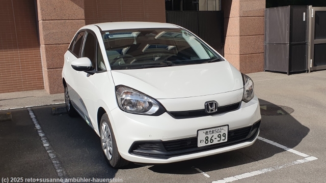 unser mietwagen honda fit vor dem toyoko inn fukuoka tenjin