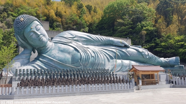 liegender buddha beim nanzoin tempel bei sasaguri
