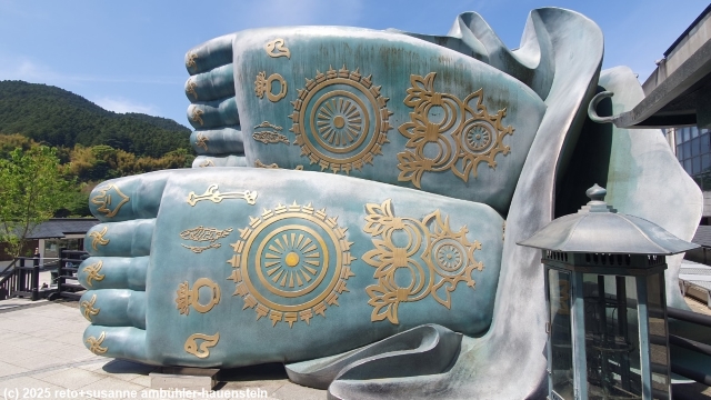 fuesse des liegenden buddha beim nanzoin tempel bei sasaguri