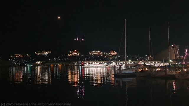 blick von der dejima wharf auf die mondsichel ueber dem mount inasa