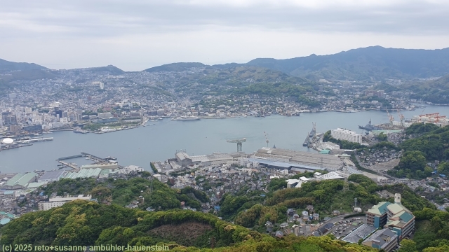 aussicht vom observatory tower auf dem gipfel des mount inasa auf nagasaki