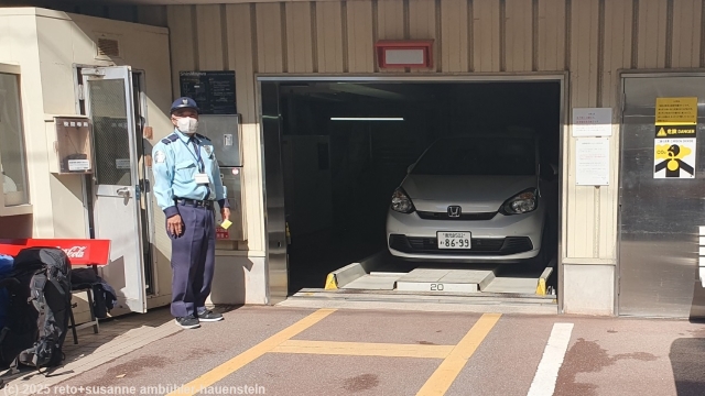 fahrzeugausgabe beim parkhaus in nagasaki