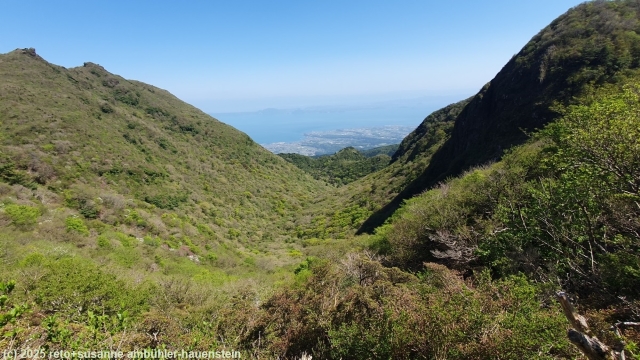 blick vom mount myoken trail richtung meeresstrasse shimabarawan