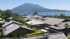 blick ueber die tempelanlage sengan-en bei kagoshima auf die vulkanhalbinsel sakurajima