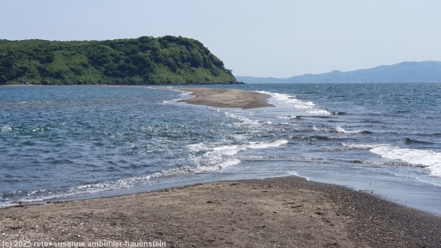 ueberflutete sandbank zwischen cape tara und der insel chiringashima bei ibusuki