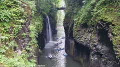 kleine ruderboote auf dem fluss in der takachiho schlucht