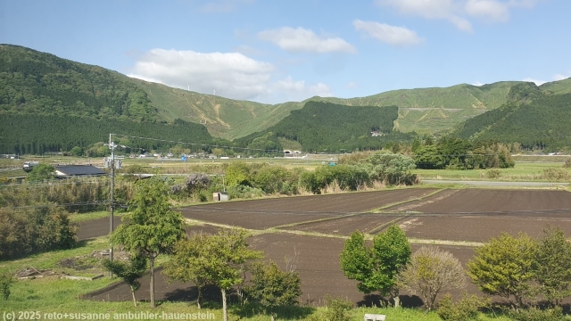 aussicht von unserem hotelzimmer im aso hakuun sanso