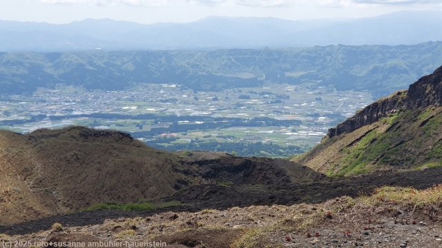 blick waehrend dem aufstieg zum mount nakadake in die caldera des mount aso