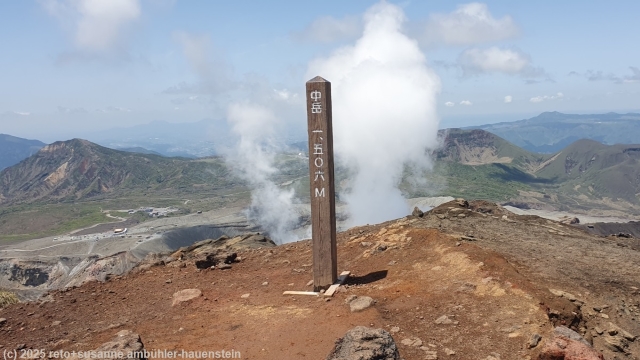gipfel des mount nakadake mit dampfwolke aus dem gleichnamigen krater