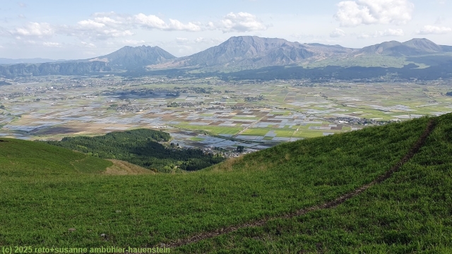 blick vom aussichtpunkt daikanbo in die caldera des mount aso