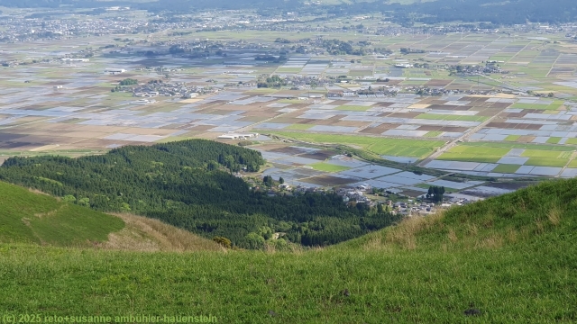 blick vom aussichtpunkt daikanbo in die caldera des mount aso