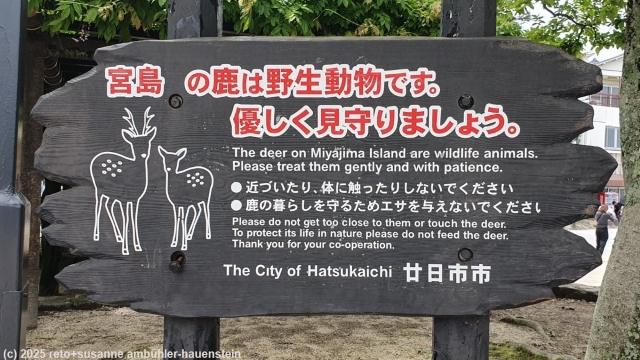 informationstafel beim hafen von miyajima