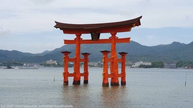 great torii gate an der kueste der insel miyajima bei flut