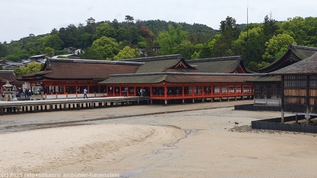 itsukushima schrein auf der insel miyajima