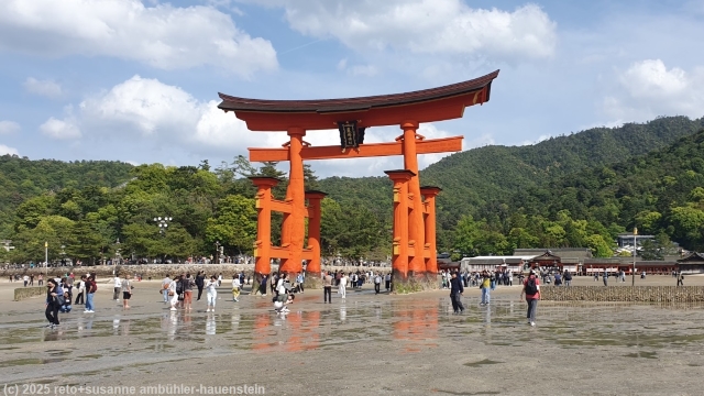 great torii gate an der kueste der insel miyajima bei ebbe