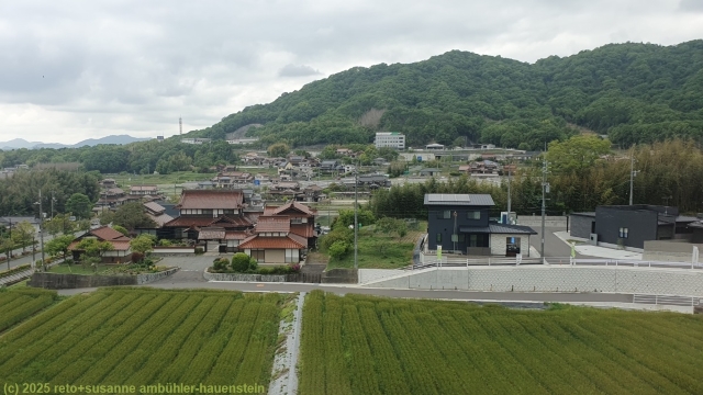 blick aus dem zug von hiroshima nach mihara