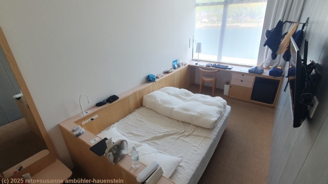 zimmer mit haken fuer die fahrraeder im hotel bonapool auf der insel ikuchijima