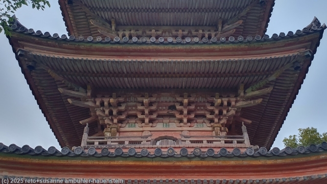 reich verziertes dach des kojoji tempel auf der insel ikuchijima