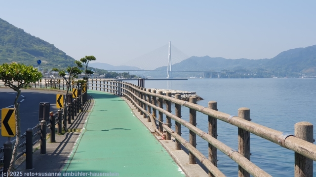 radweg entlang der kueste der insel ikuchijima im verlauf des setouchi shimanami kaido mit der tatara-ohashi bridge im hintergrund