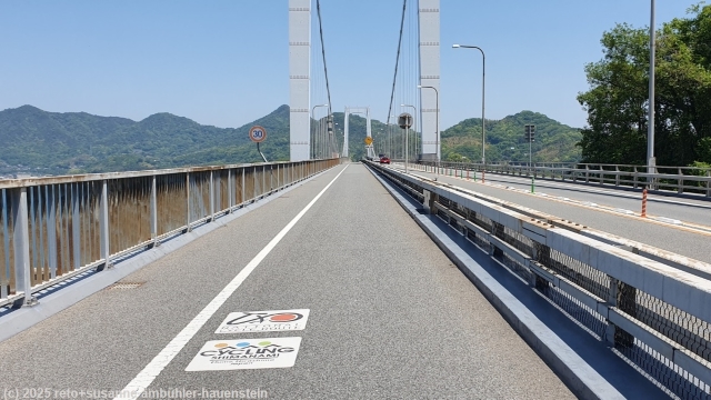 radweg auf der hakata oshima-ohashi bruecke zwischen den inseln hakatajima und oshima im verlauf des setouchi shimanami kaido