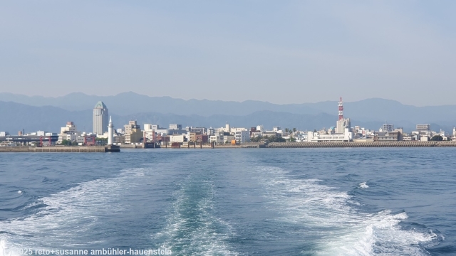 blick zurueck vom schiff auf imabari