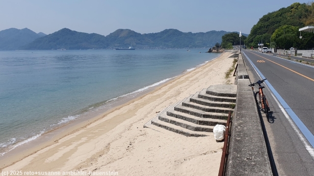radweg entlang der kueste der insel mukaishima im verlauf des setouchi shimanami kaido