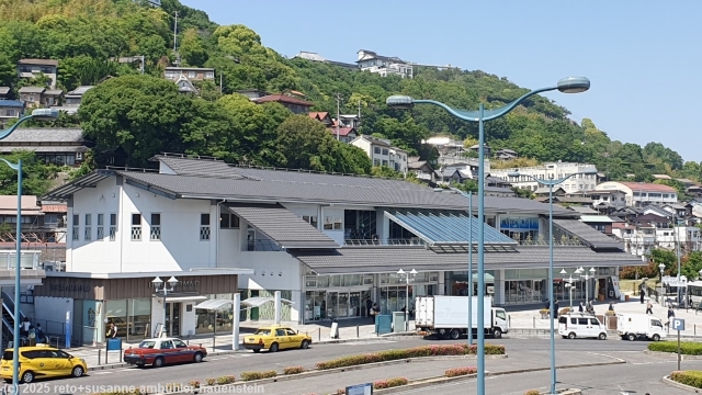 bahnhof von onomichi mit aussichtsplattform im hintergrund