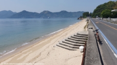 radweg entlang der kueste der insel mukaishima im verlauf des setouchi shimanami kaido