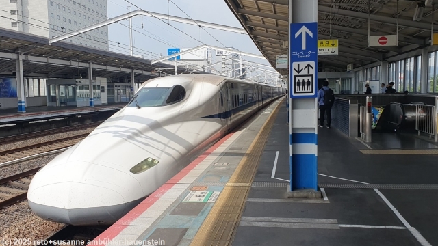 shinkansen im bahnhof fukuyama